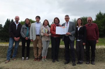 Umweltministerin Priska Hinz und Landrat Manfred Görig bei der Überreichung der Auszeichnung.